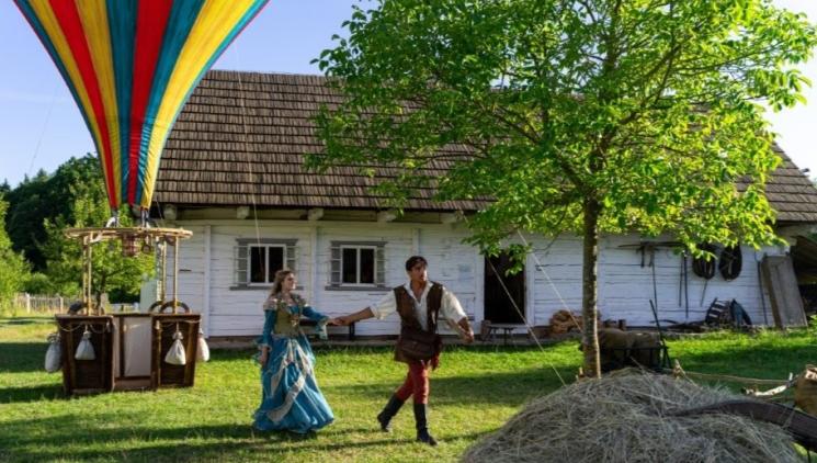 Líné království je dotočeno. Plesl bude králem, Maximová čarodějnicí