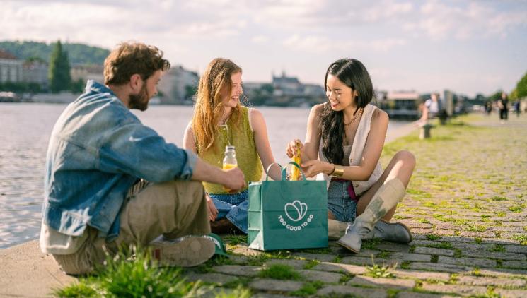 Vánoční průzkum Too Good To Go: téměř polovina českých domácností připravuje na svátky příliš mnoho jídla 