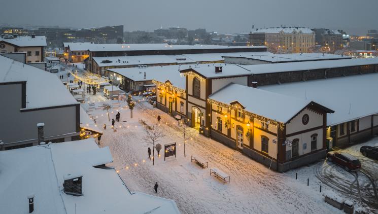 Peaceful Advent at the Holešovice Market: classic films in the winter cinema, the scent of punch, and shopping for original little gifts for under the Christmas tree.