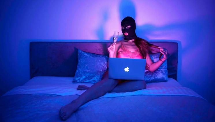 Míří do kin dokument Virtuální přítelkyně. Máme pochopit ženy z OnlyFans? 