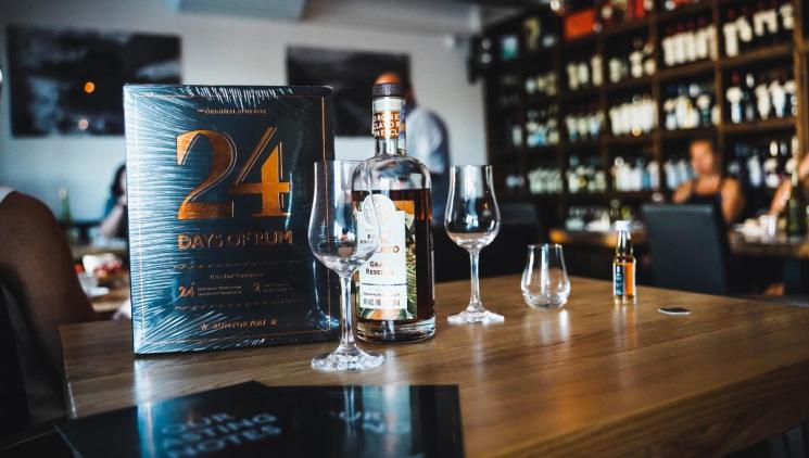 WINE NOT: Oáza vín a chutí na Masarykově nábřeží v Praze 2