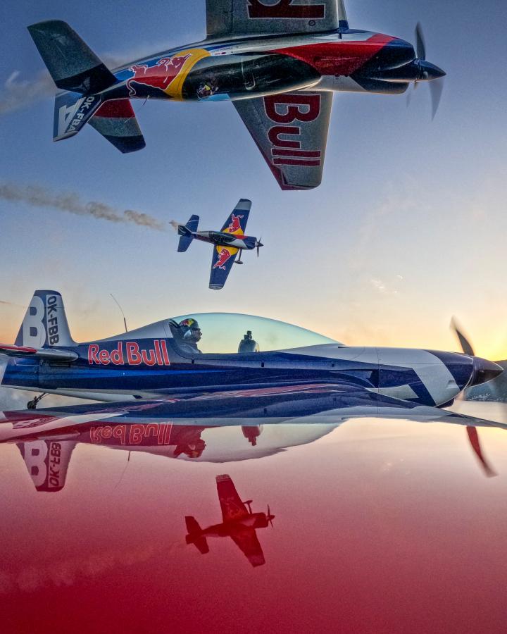 flying-bulls-aerobatics-team.jpg