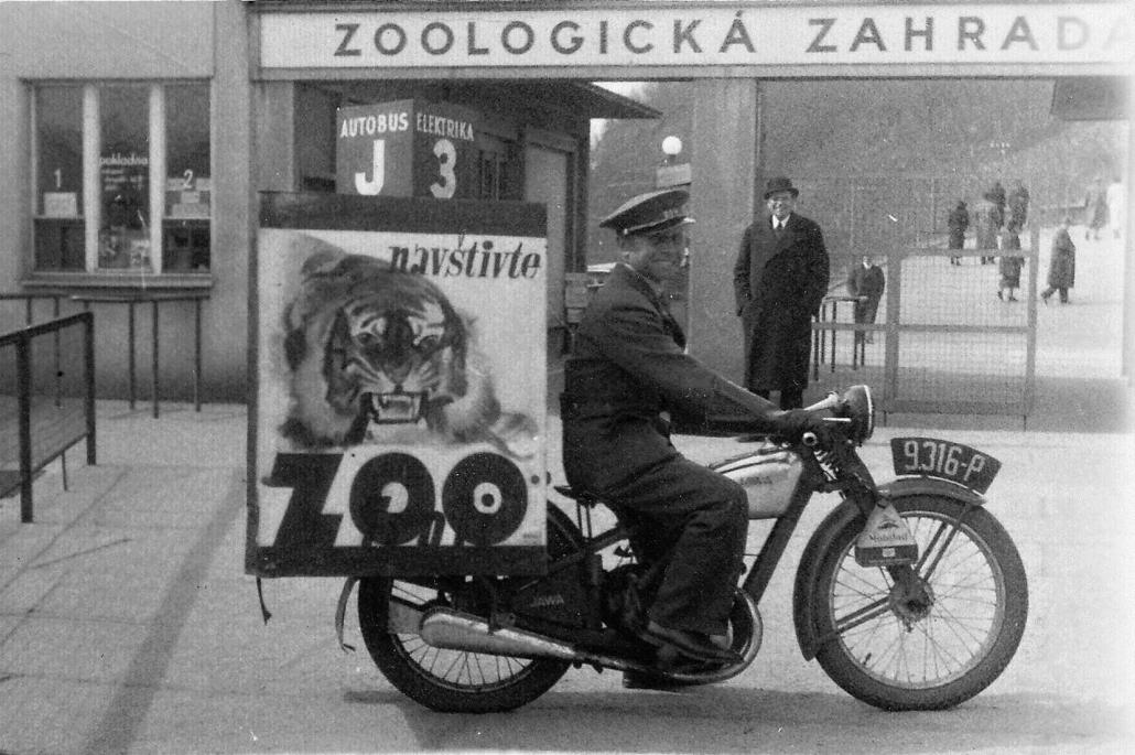 foto-1-pojizdna-reklama-na-motocyklu-archiv-zoo-praha.jpg