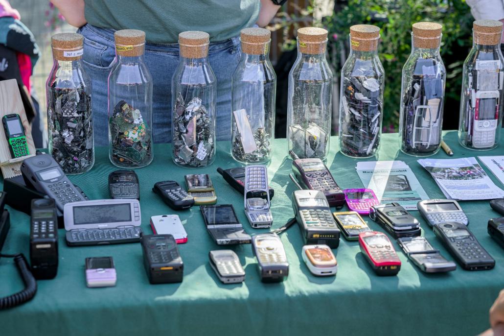 Photo 2: An example of the purpose of recycling old phones. Photo Petr Hamerník, Zoo Prague