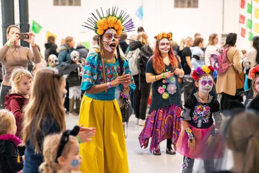 Rodiny v barevn&yacute;ch kost&yacute;mech na D&iacute;a de Muertos v Hole&scaron;ovick&eacute; tržnici