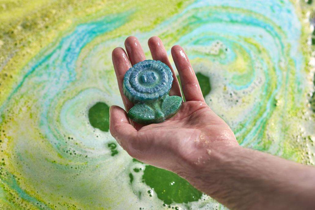 question-block-ice-flower-bath-bomb-hero-2023-2.jpg